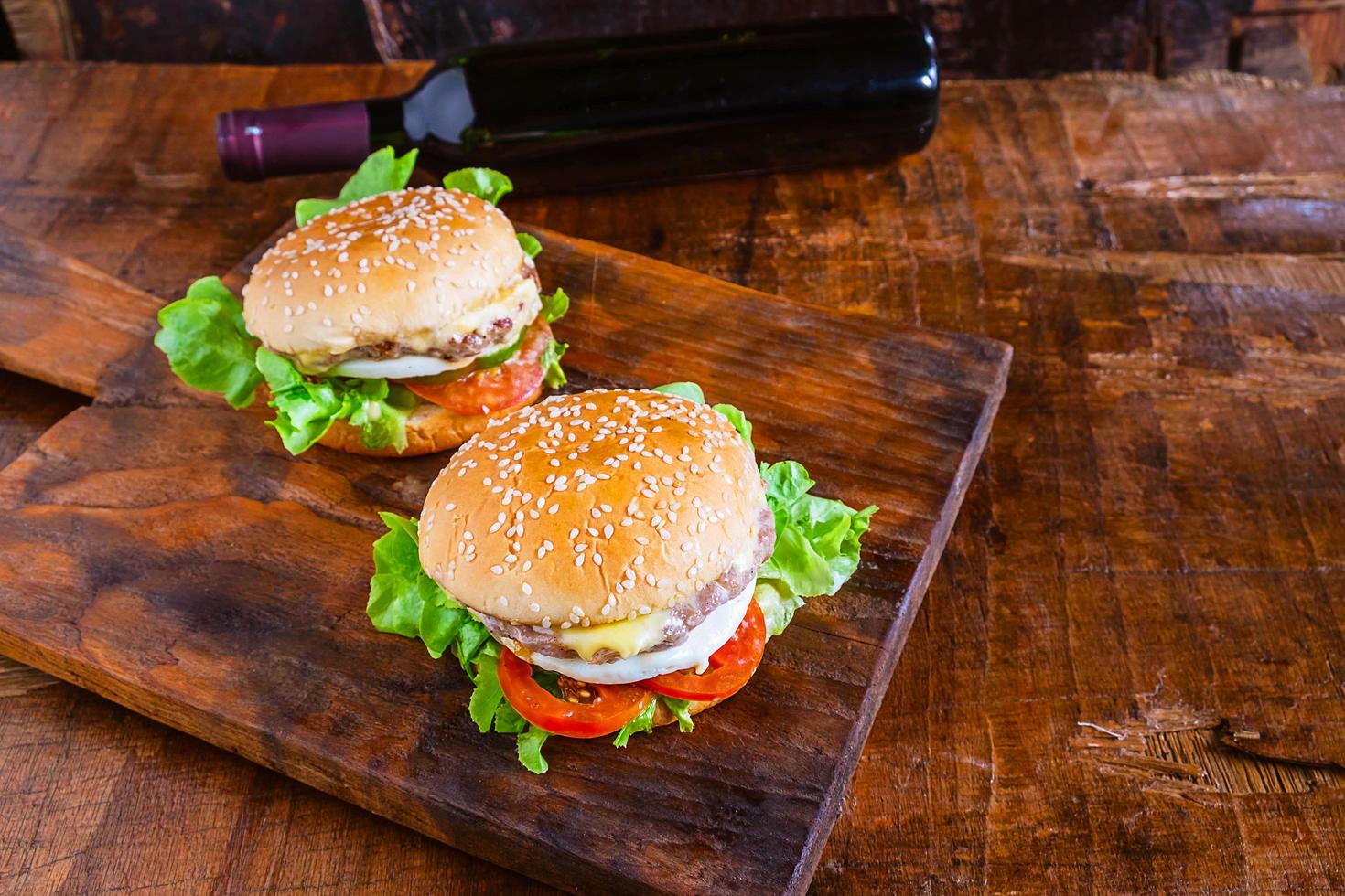 hamburger su un tavolo di legno foto