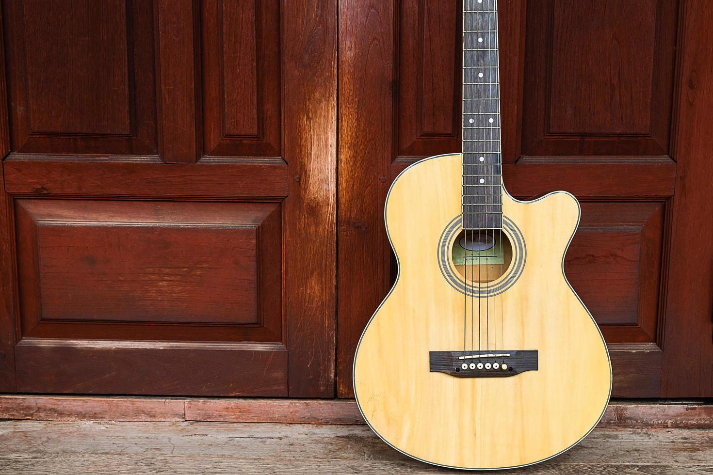 chitarra acustica su fondo in legno foto
