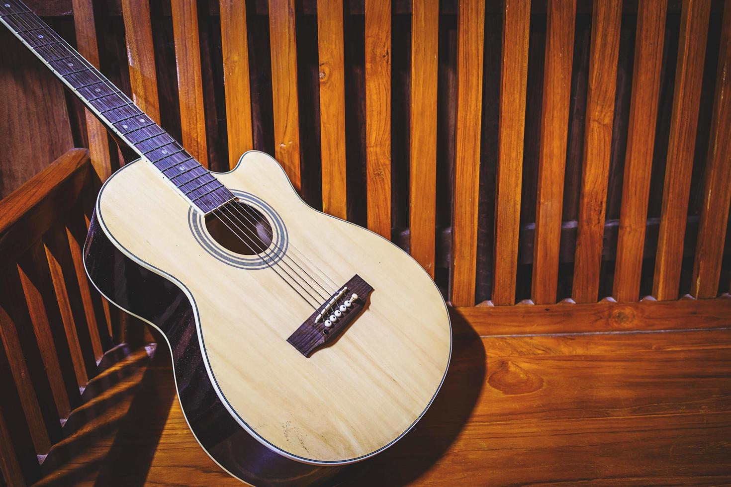 chitarra su sfondo di legno vecchio foto