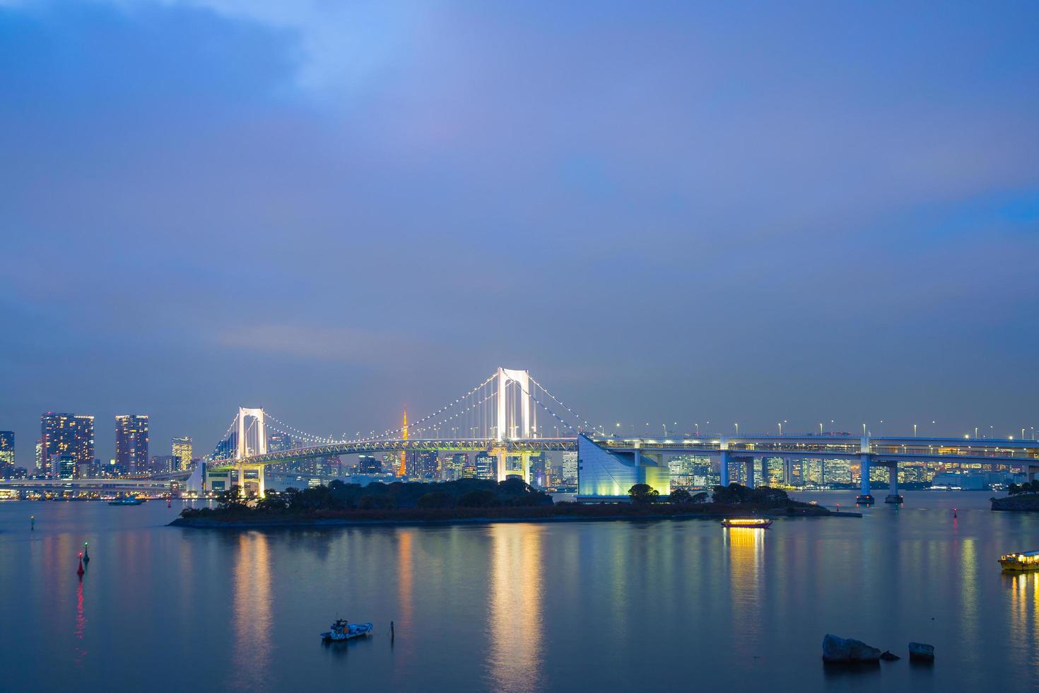 Rainbow Bridge a Odaiba, Tokyo in Giappone foto