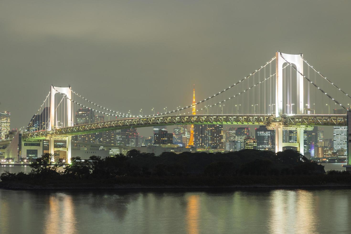Rainbow Bridge in Odaiba, presso Tokyo, Giappone foto