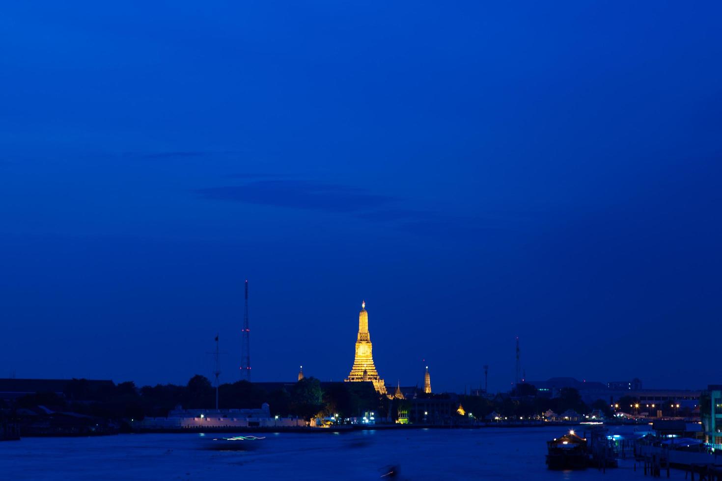tempio in thailandia la sera foto