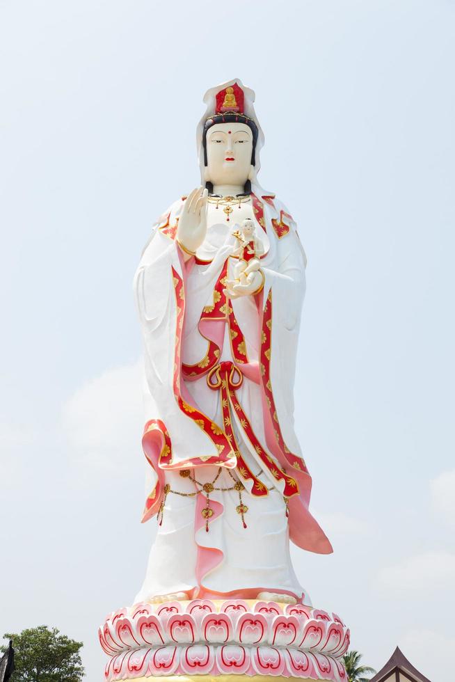 statua di guan yin in thailandia foto