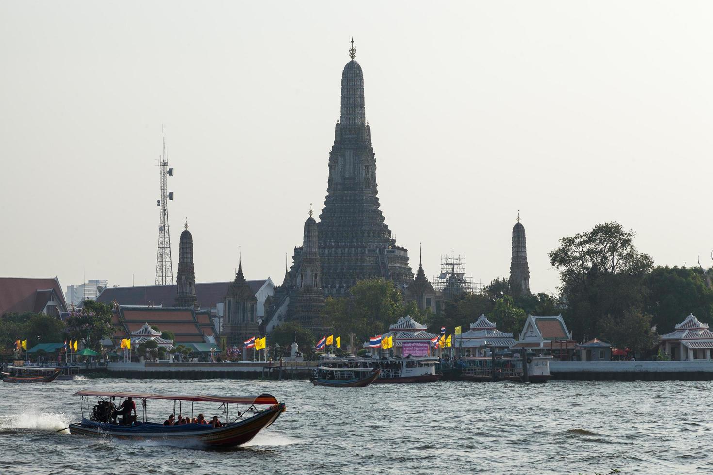 crociera in barca nel fiume a wat arun, thailandia foto