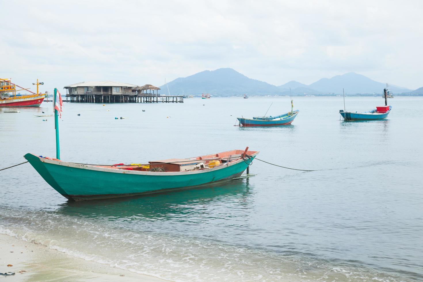 barche da pesca sulla riva in thailandia foto