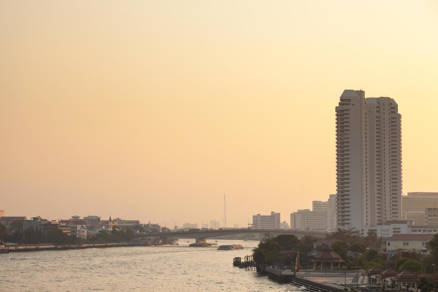 città e fiume di bangkok la sera foto