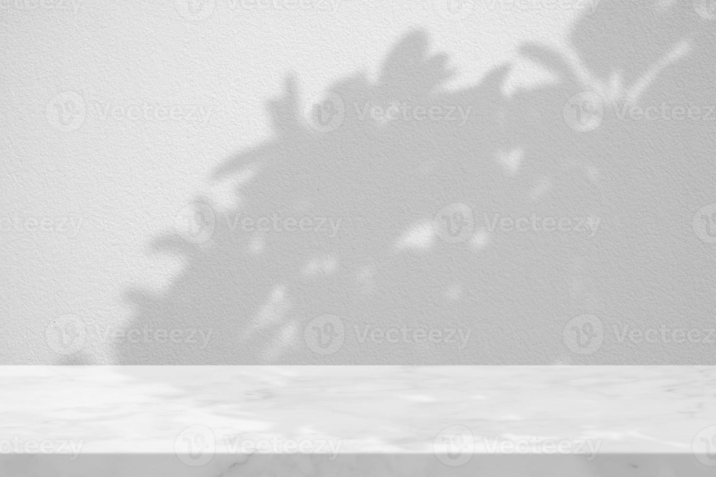 bianca marmo tavolo con albero ombra su calcestruzzo parete struttura sfondo, adatto per Prodotto presentazione sfondo, Schermo, e finto su. foto