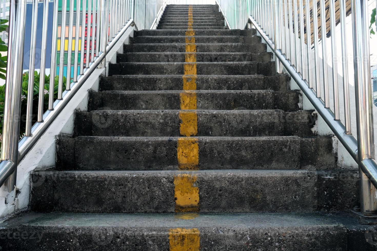 calcestruzzo scala di cavalcavia con giallo linea su terra. foto