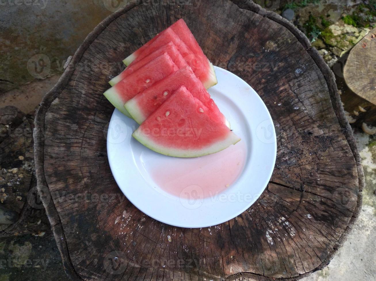 estate maturo affettato anguria. succoso fetta di maturo anguria, vicino su. concetto estate maturo bacca su un' di legno tavola. foto