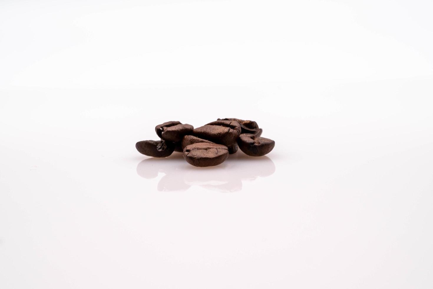 sfondi di caffè fagioli su un' bianca sfondo, pronto per essere terra per il caffè macchina o moka pentola foto