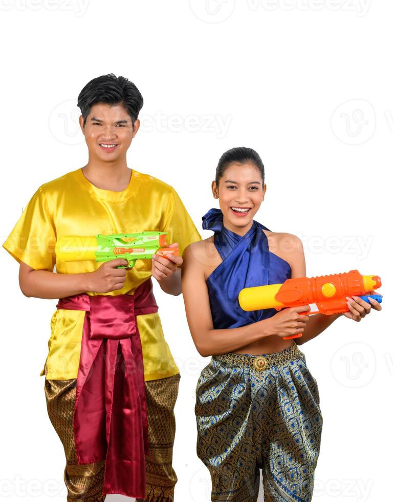 giovane coppia godere con acqua pistola su Songkran Festival foto