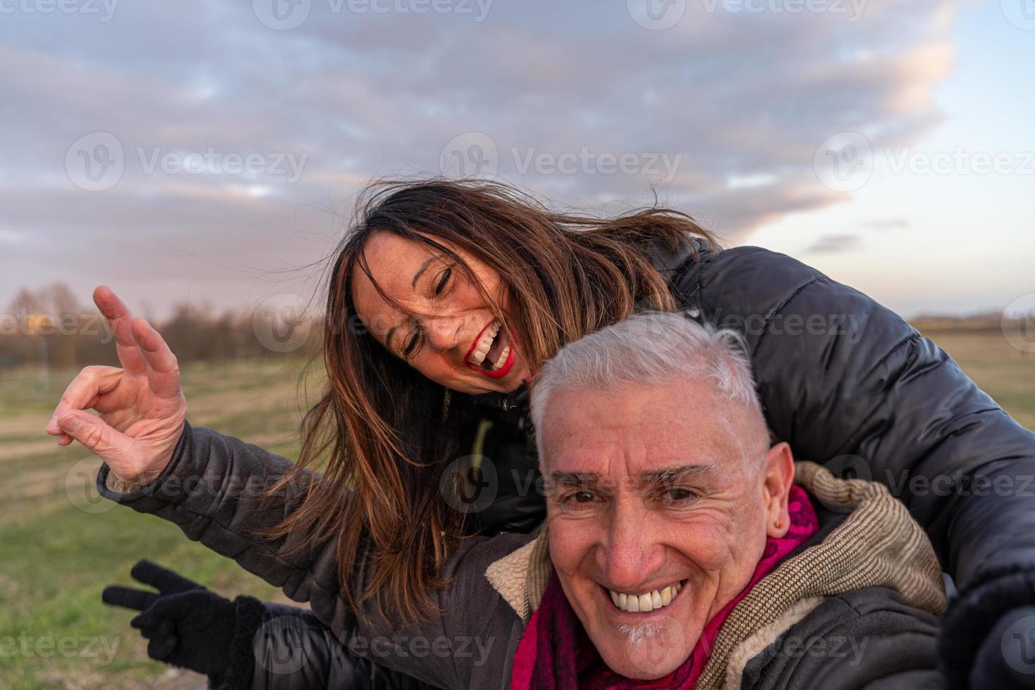 mezzo anziano coppia indossare inverno Abiti assunzione un' autoscatto nel il campagna foto