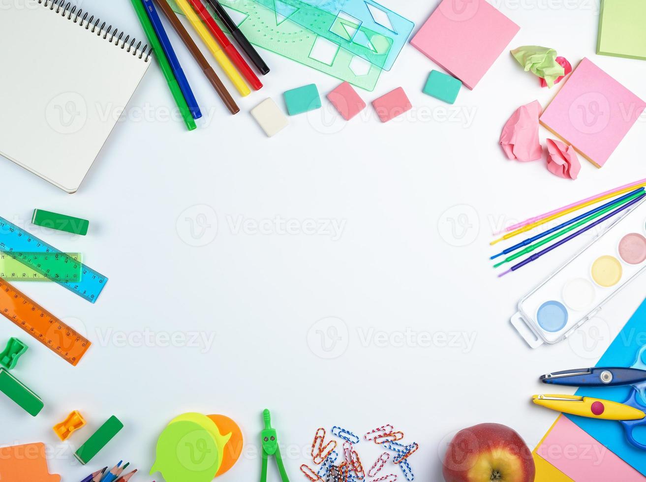 scuola forniture multicolore di legno matite, carta adesivi, carta clip, matita temperamatite foto