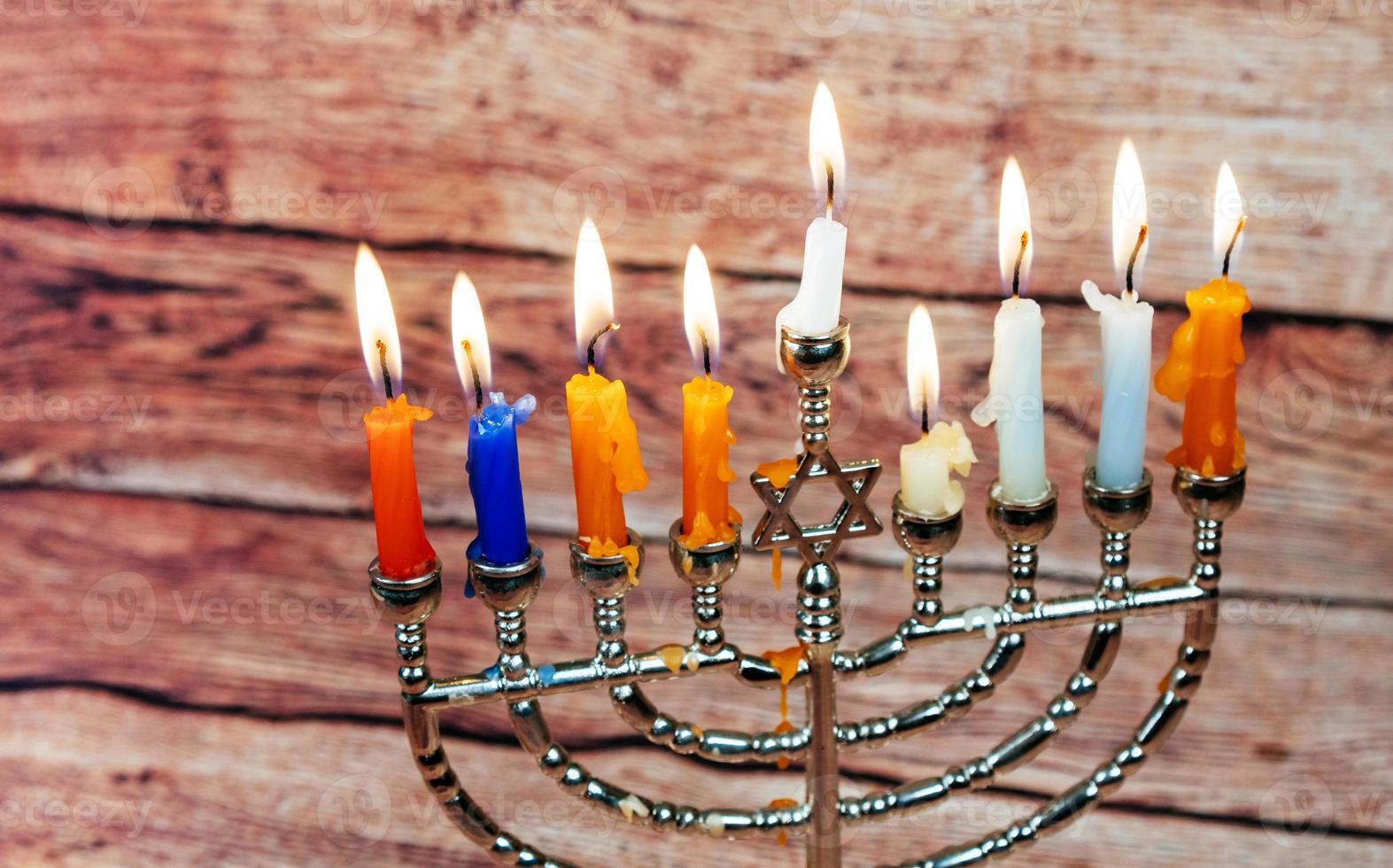 festa ebraica hanukkah con menorah su un tavolo di legno foto