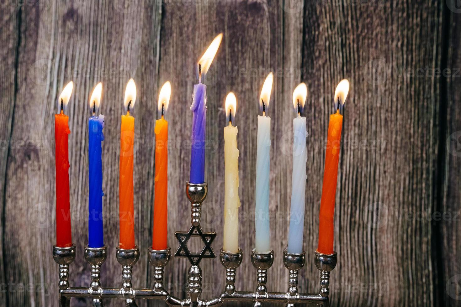 sfondo di hanukkah di festa ebraica con menorah sulla lavagna foto