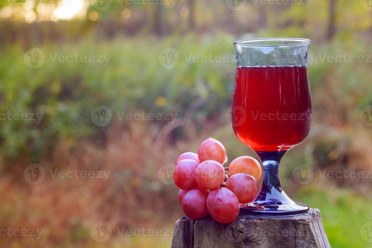 vino gustoso su sfondo di uva botte di legno foto