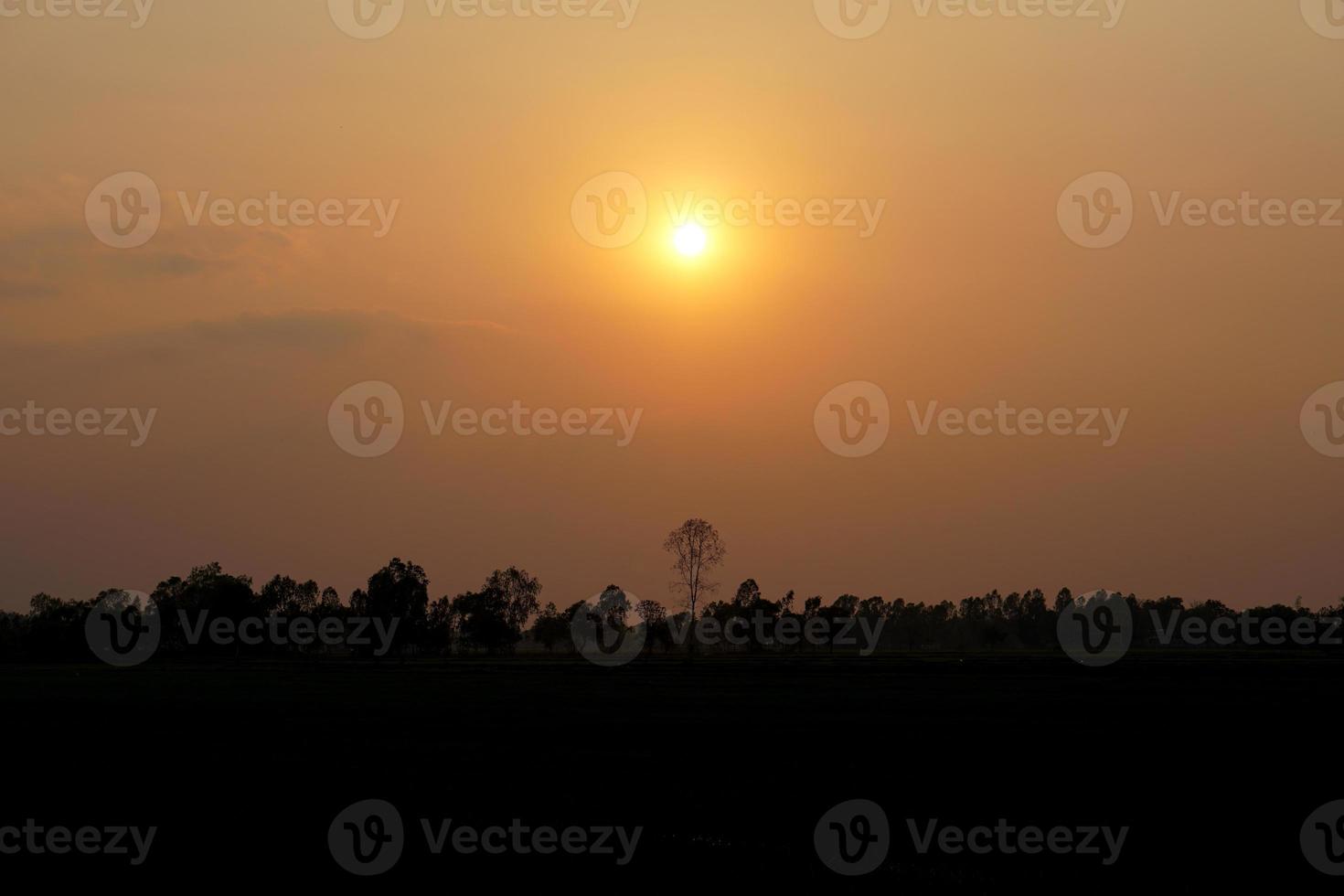 sfondo di il ambientazione sole nel il sera foto