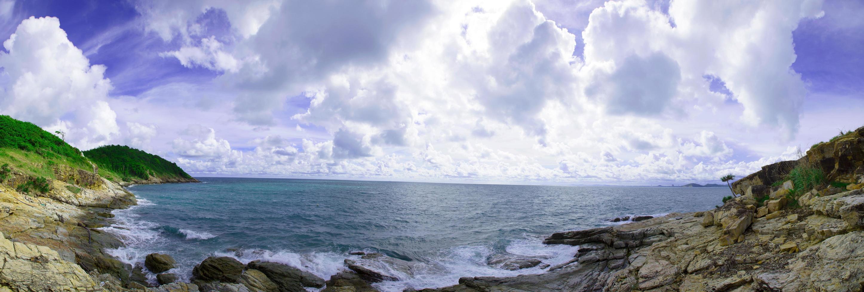 panorama di una baia e di una spiaggia foto