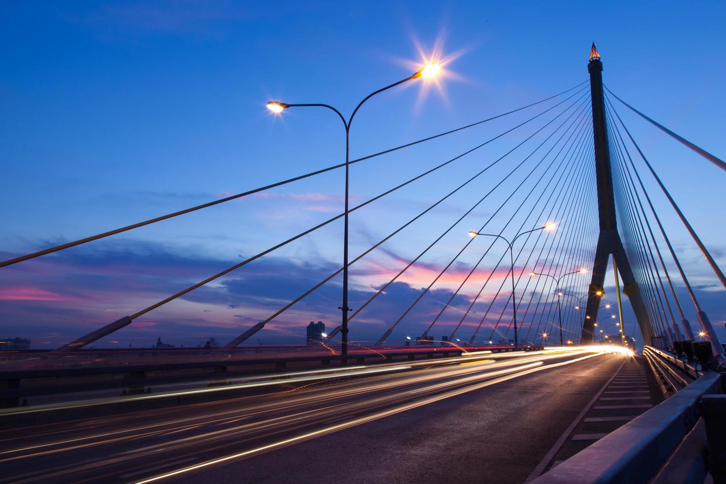 traffico sul ponte a bangkok al tramonto foto