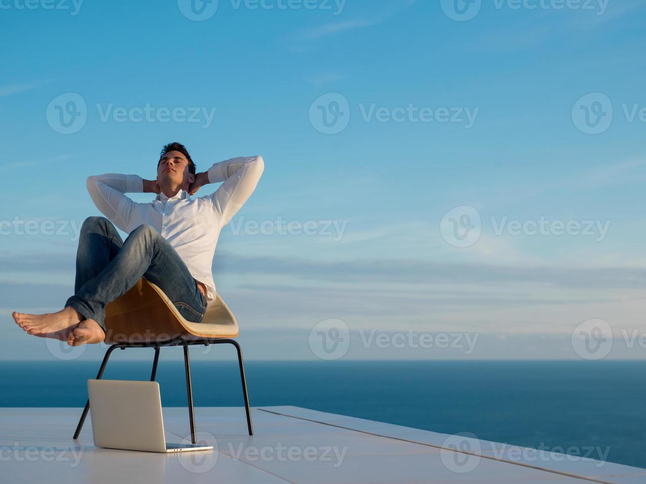 rilassato giovane uomo a casa su balcone foto