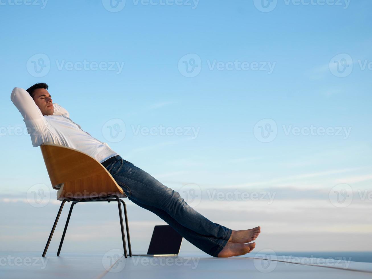 rilassato giovane uomo a casa su balcone foto