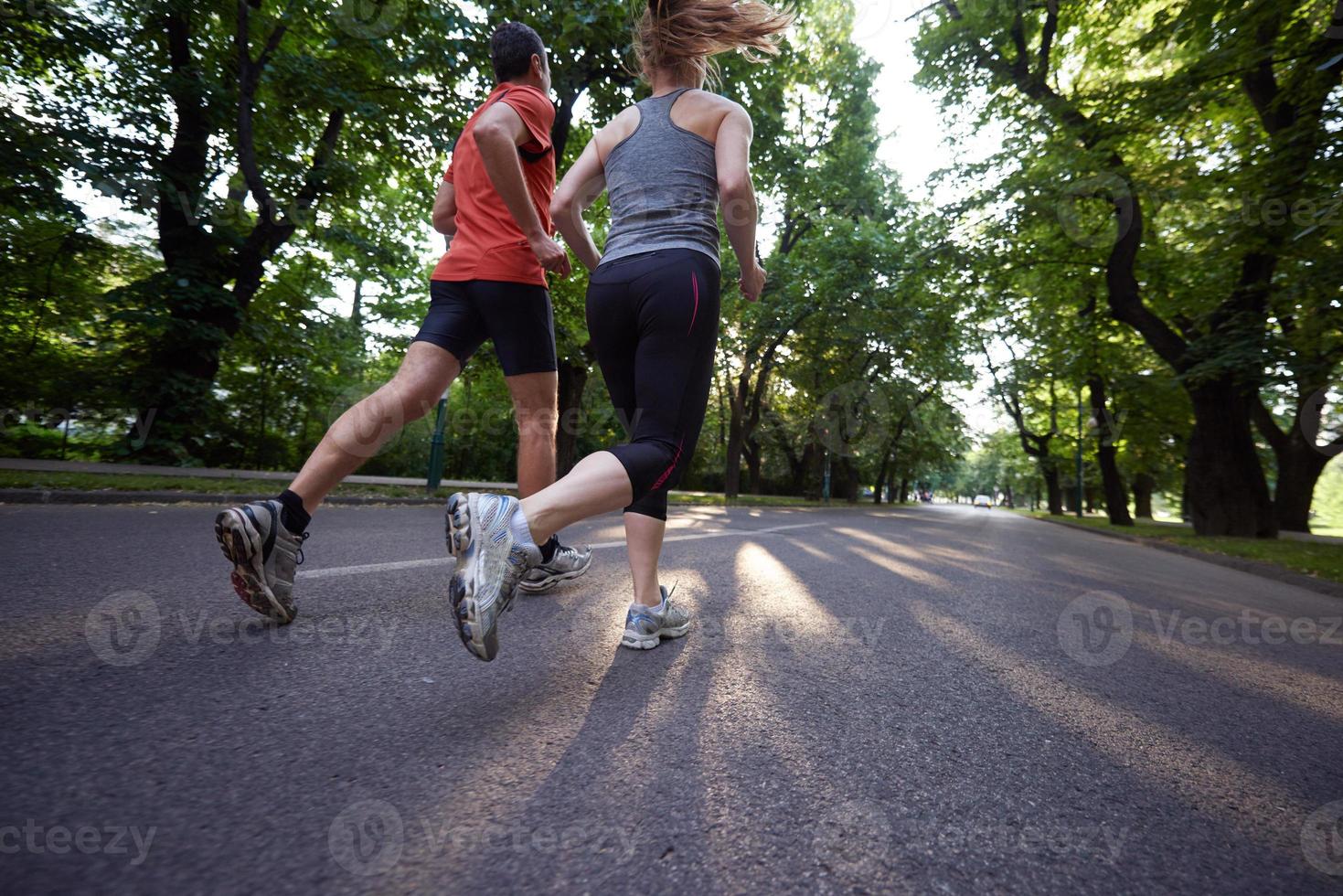 coppia che fa jogging fuori foto