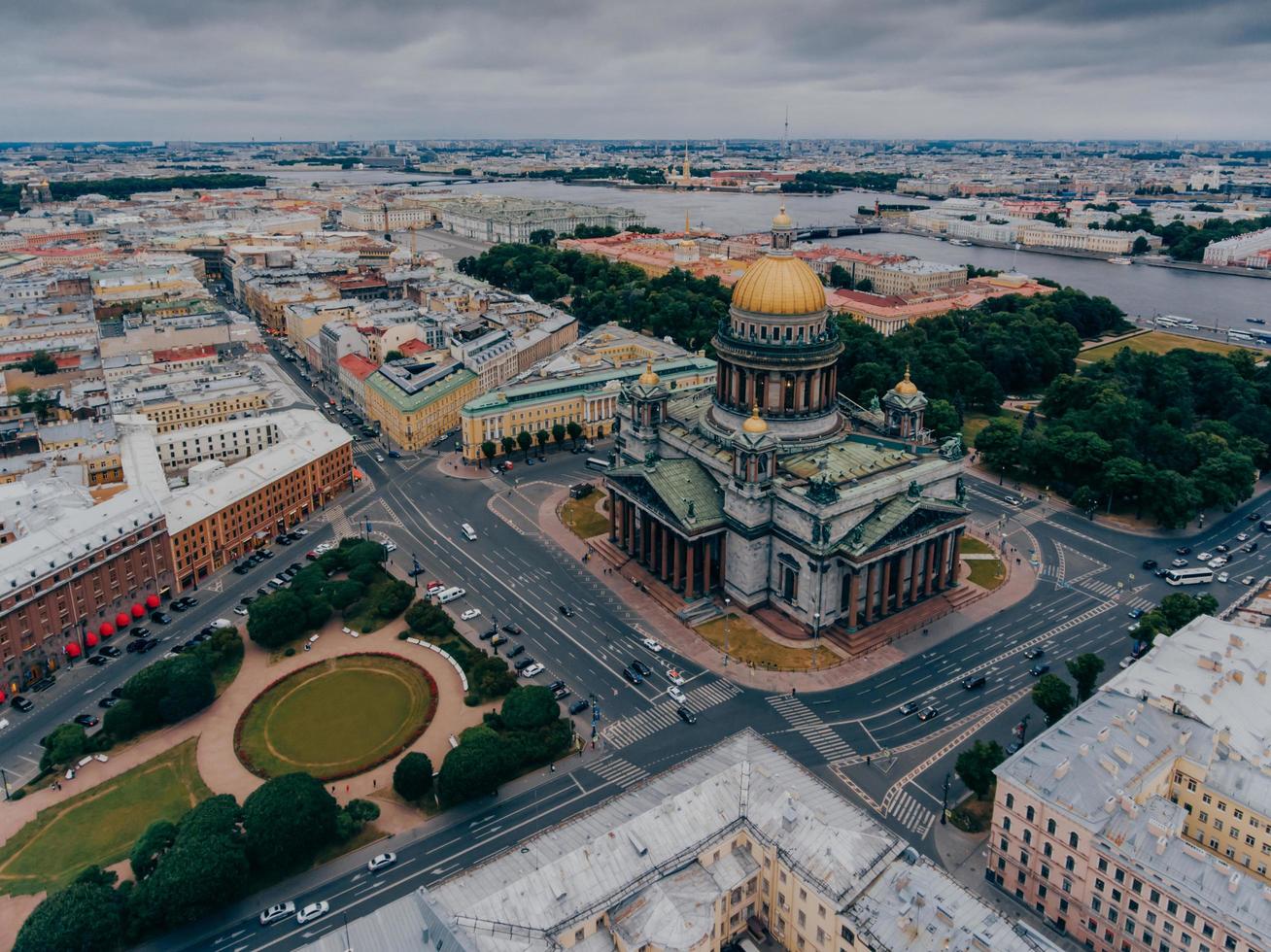 architettonico monumento nel Russia. santo pietroburgo a partire dal altezza. st. isaacs quadrato. città di Russia. famoso quadrato. aleksandrovskij giardino foto