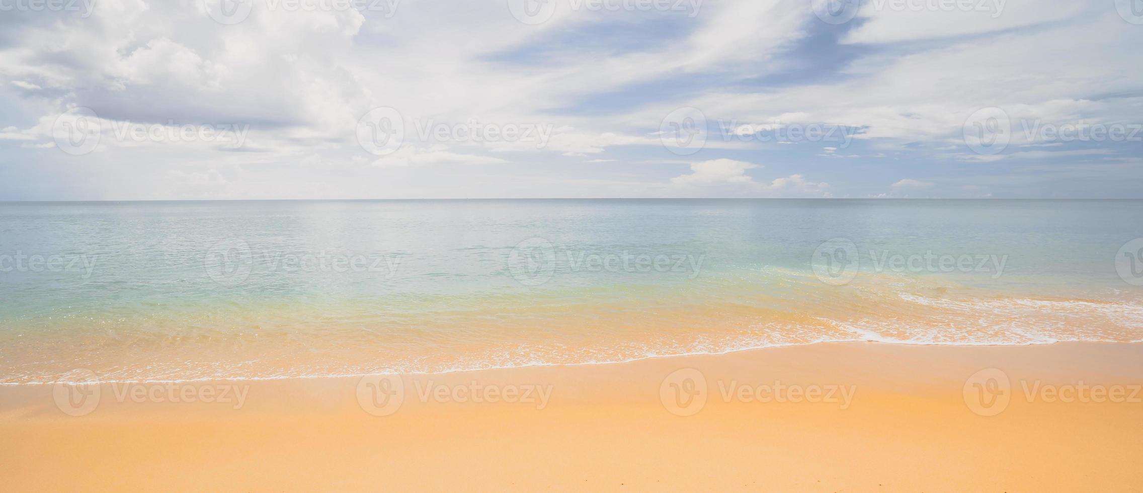 panorama onde mare blu cielo bianca nuvole foto