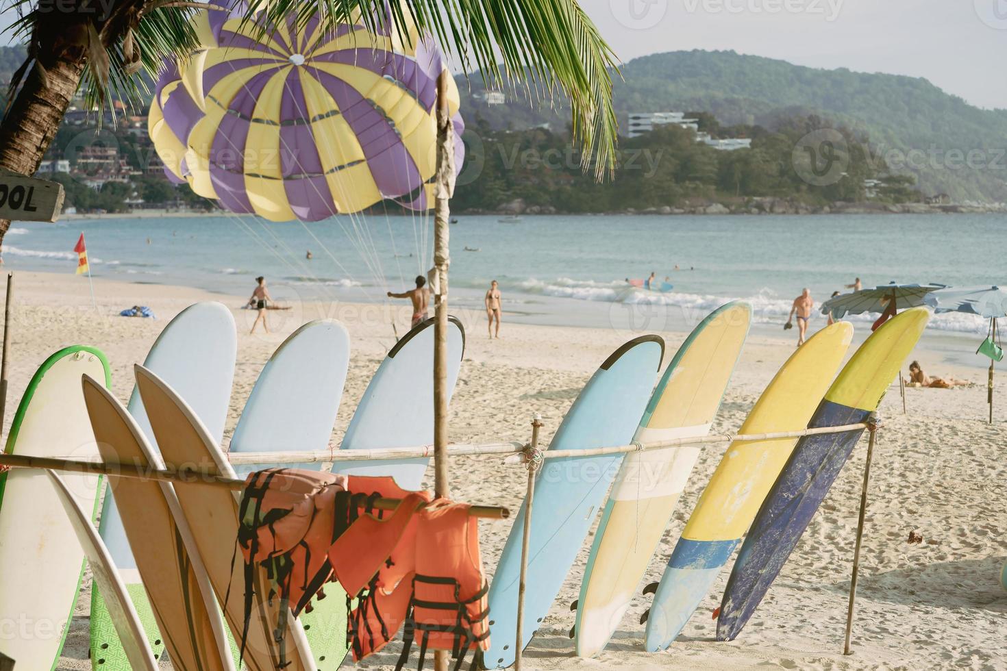 tavole da surf ambientazione palma albero su spiaggia nuvole cielo su estate vacanza soleggiato. foto