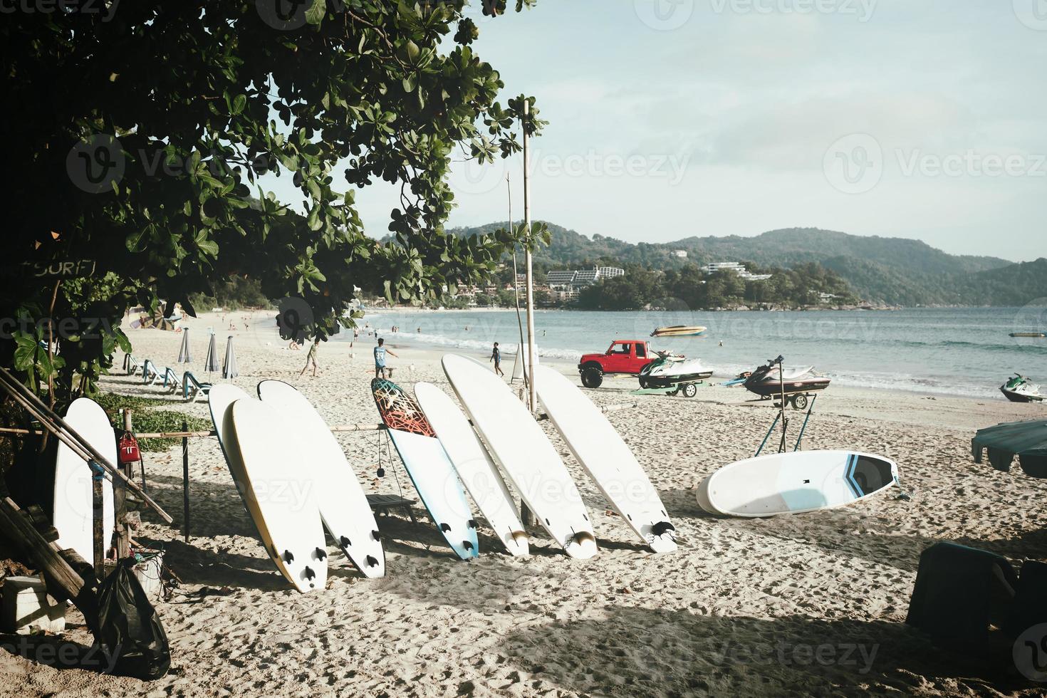 tavole da surf ambientazione sotto Noce di cocco palme spiaggia mare rilassare divertimento vacanza estate vacanza. foto