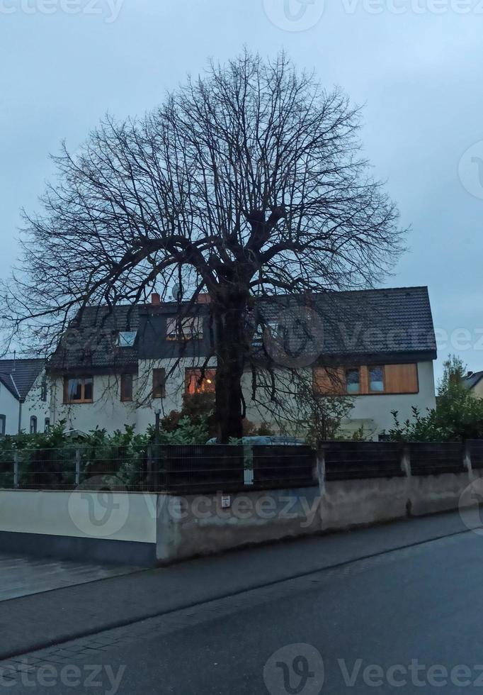 vecchio Residenziale edificio nel Germania. nuvoloso e crepuscolo. Gotico atmosfera foto