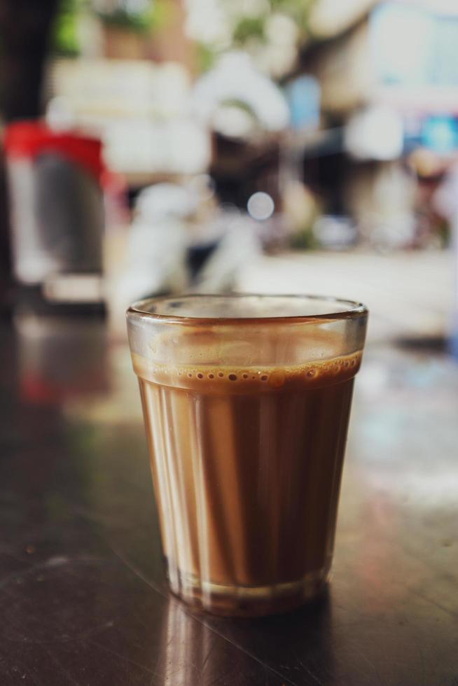 tè al latte fresco o kadak chai indiano. foto