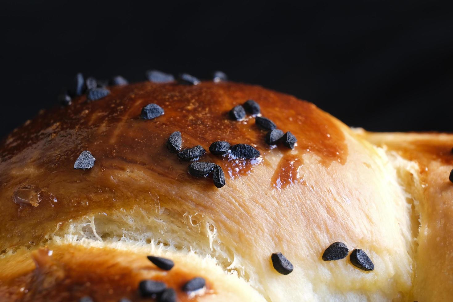 delizioso fresco ciambella e nero cumino semi foto