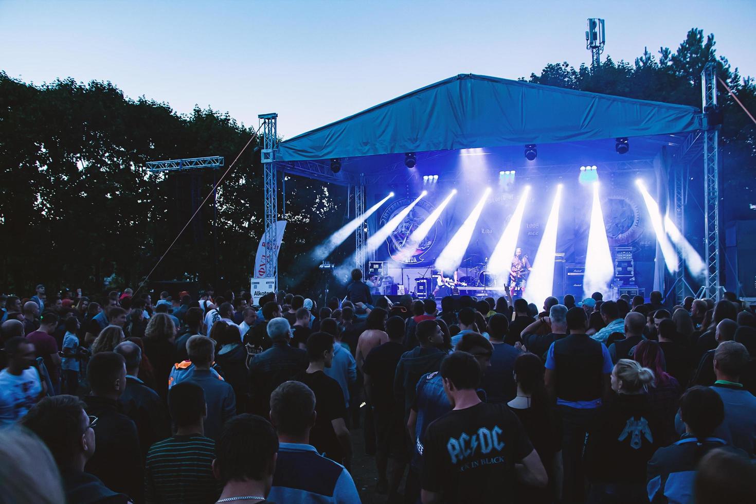 folla di persone nel davanti di palcoscenico a il Aperto aria estate musica Festival. foto