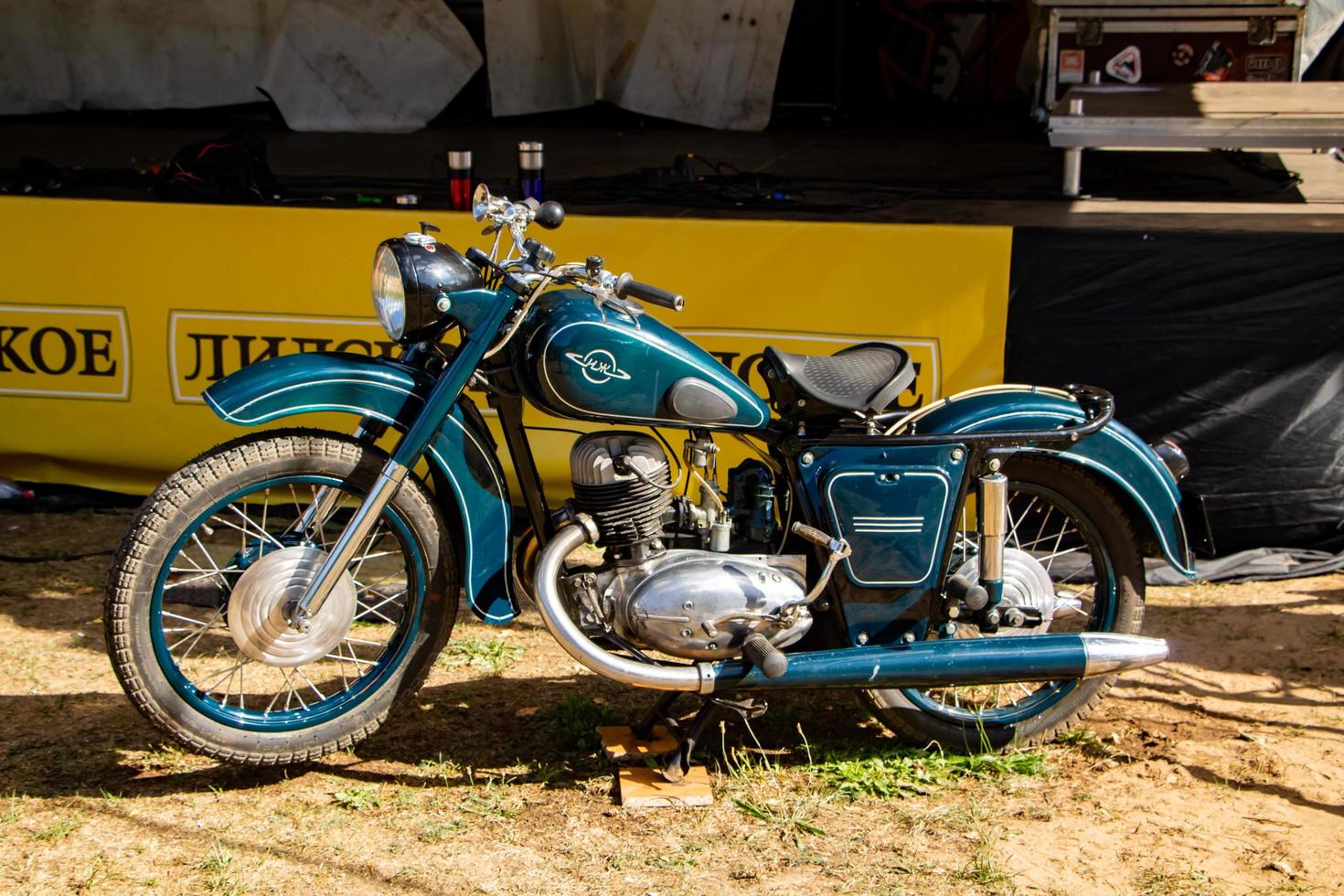 bellissimo retrò motociclo a il estate Aperto aria Festival. foto