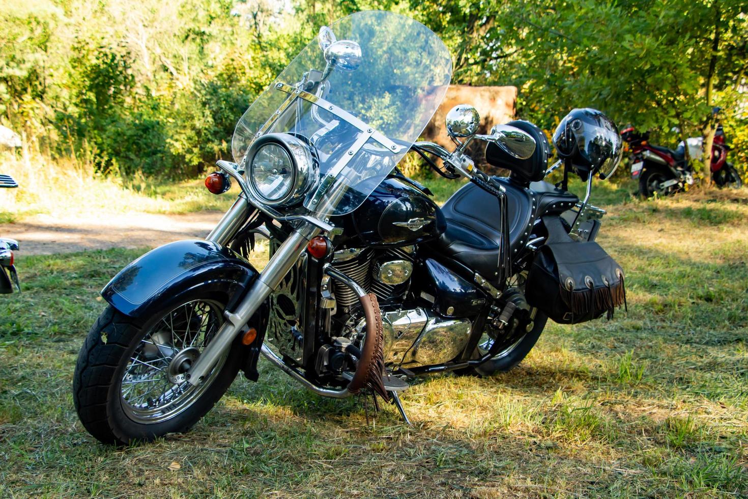 bellissimo motociclo incrociatore su un' soleggiato giorno. estate moto Aperto aria Festival. turismo concetto. foto