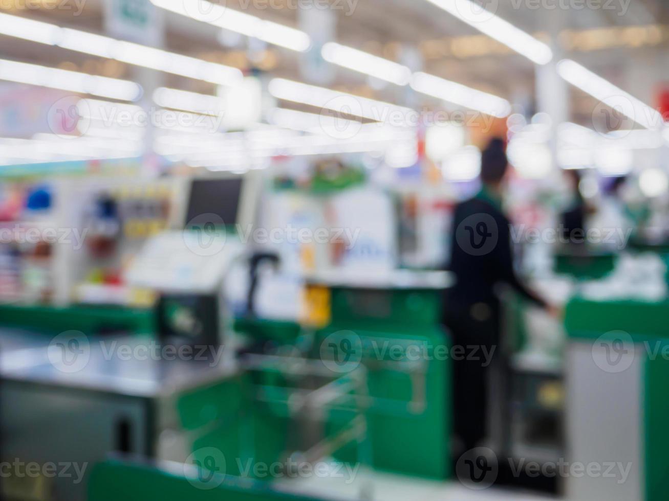 Banco cassa supermercato in negozio sfondo sfocato foto