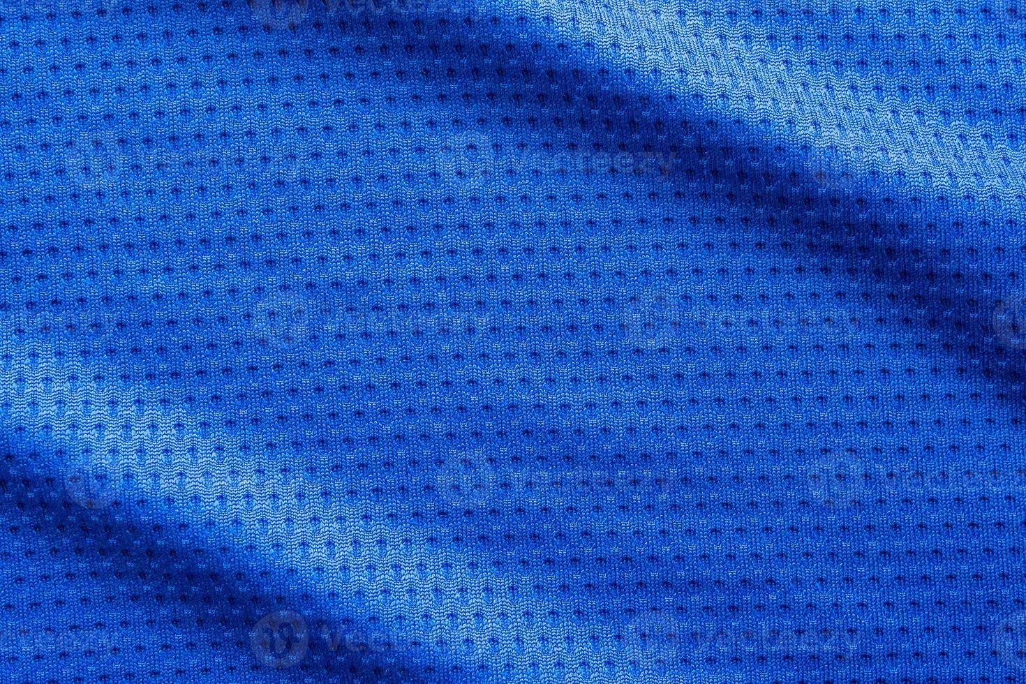 maglia da calcio di abbigliamento sportivo in tessuto di colore blu con sfondo a trama di maglia d'aria foto