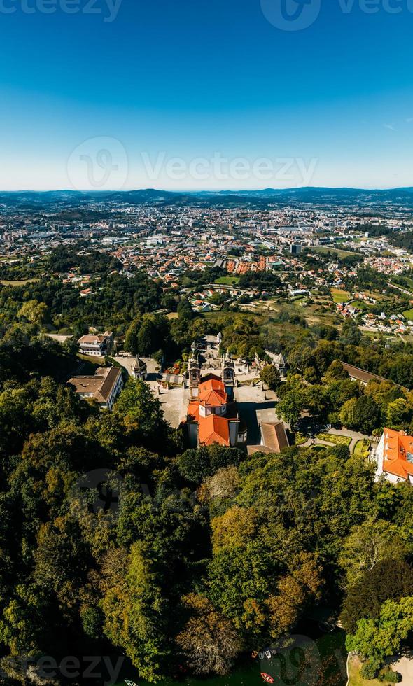 aereo verticale Visualizza di bom Gesù Chiesa e città di braga, Portogallo foto