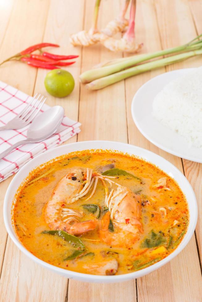 zuppa tom yam kong, tipica della thailandia foto