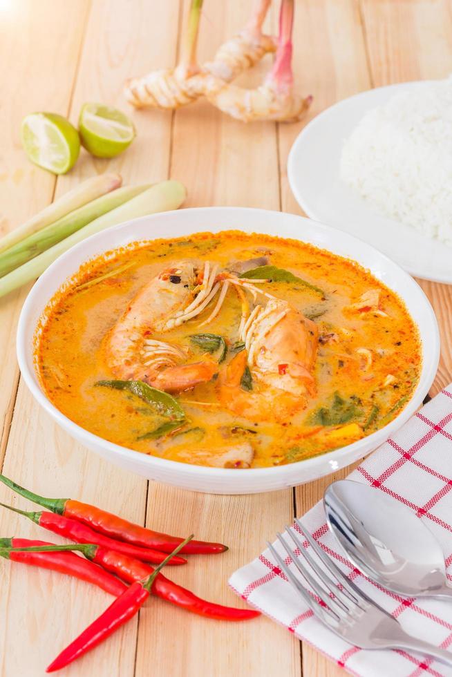 zuppa tom yam kong, tipica della thailandia foto