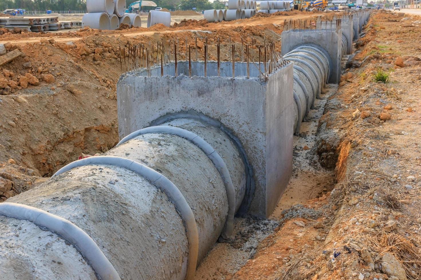 tubo di drenaggio e tombino in un cantiere edile foto