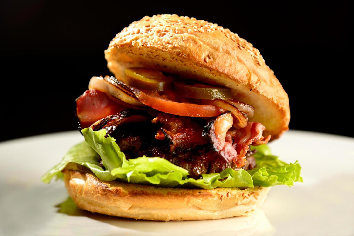 hamburger caricato su un piatto foto