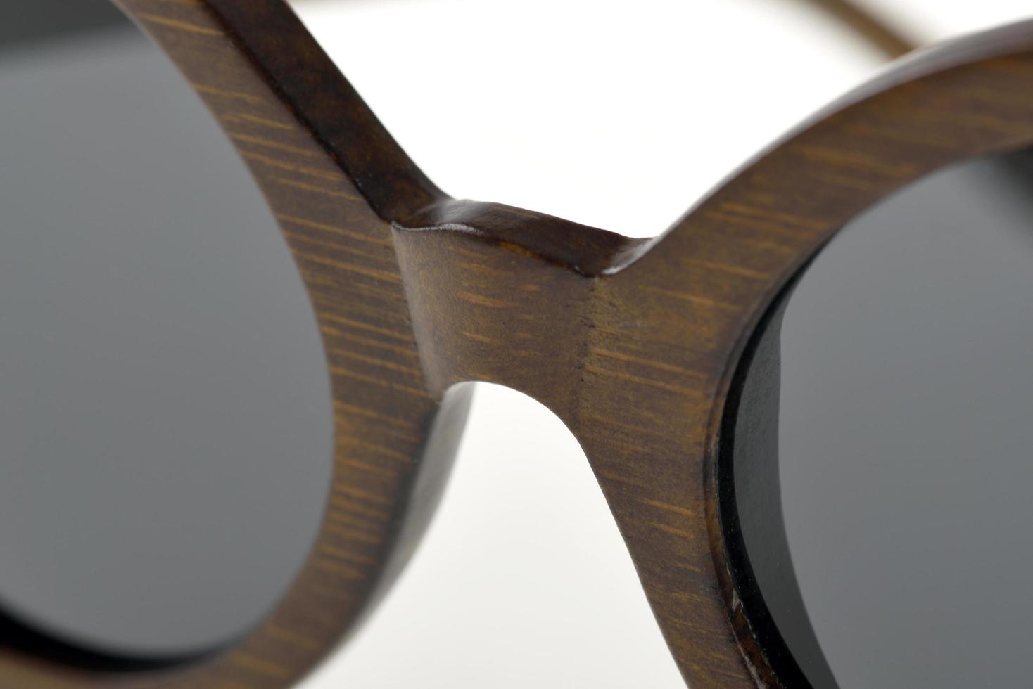primo piano di occhiali da sole in legno scuro foto
