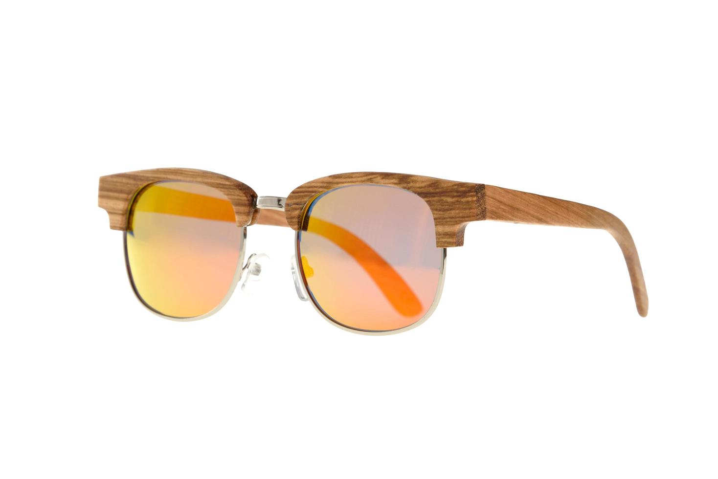 occhiali da sole con montatura in legno e lenti arancioni foto