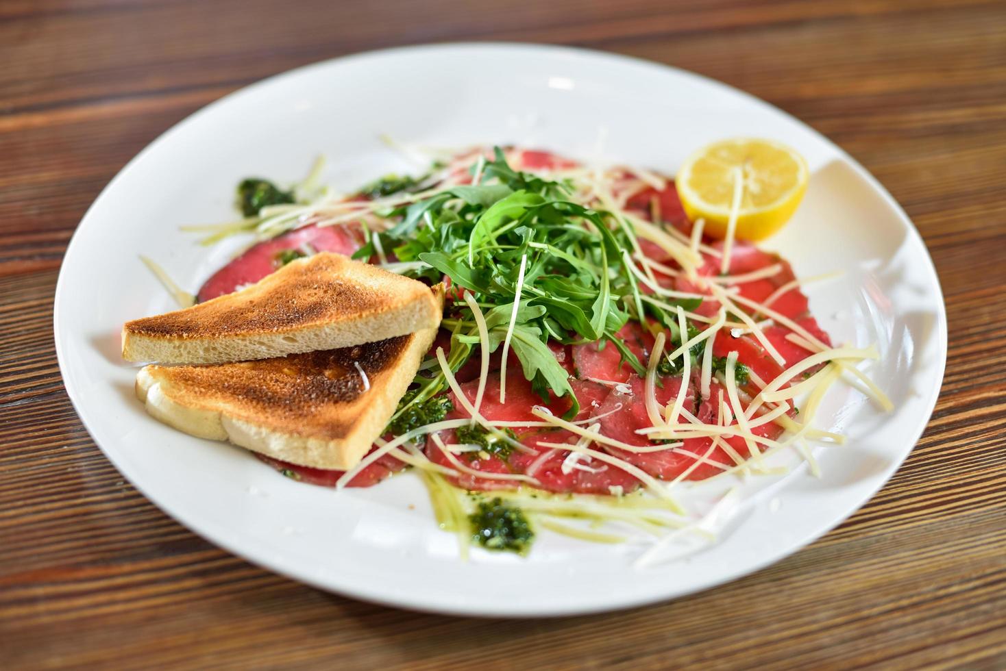 carpaccio di manzo su un piatto foto