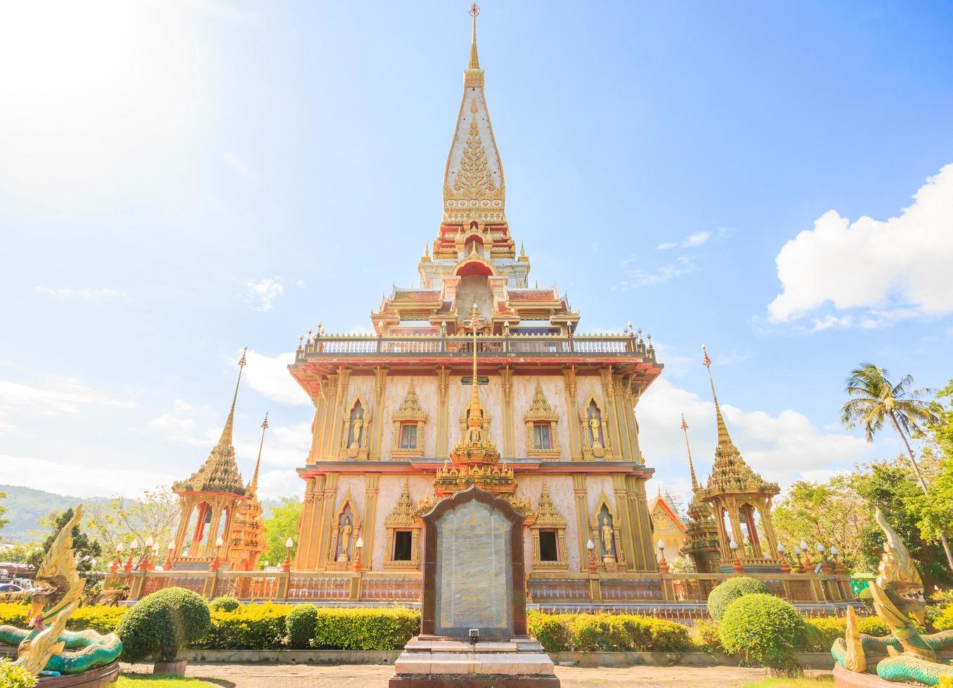 Wat chaitararam tempio nella provincia di phuket, thailandia, 2017 foto