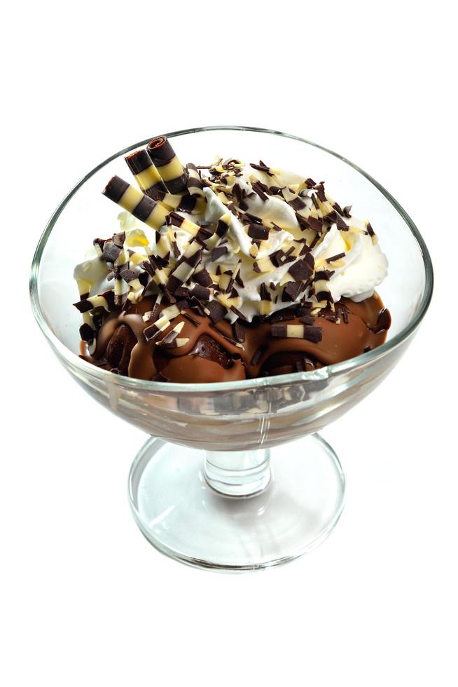 gelato al cioccolato in un bicchiere foto
