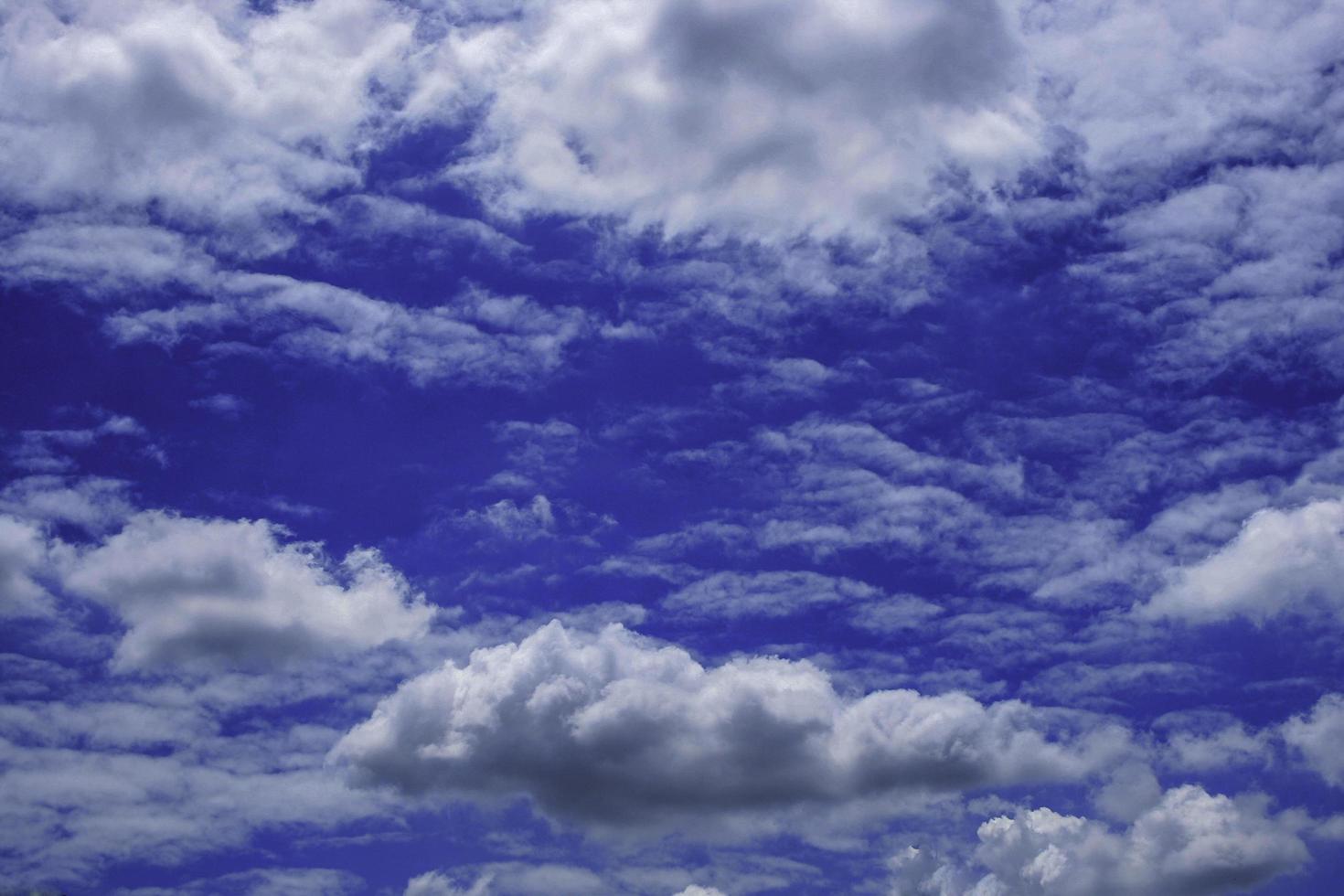 cielo blu scuro con nuvole foto