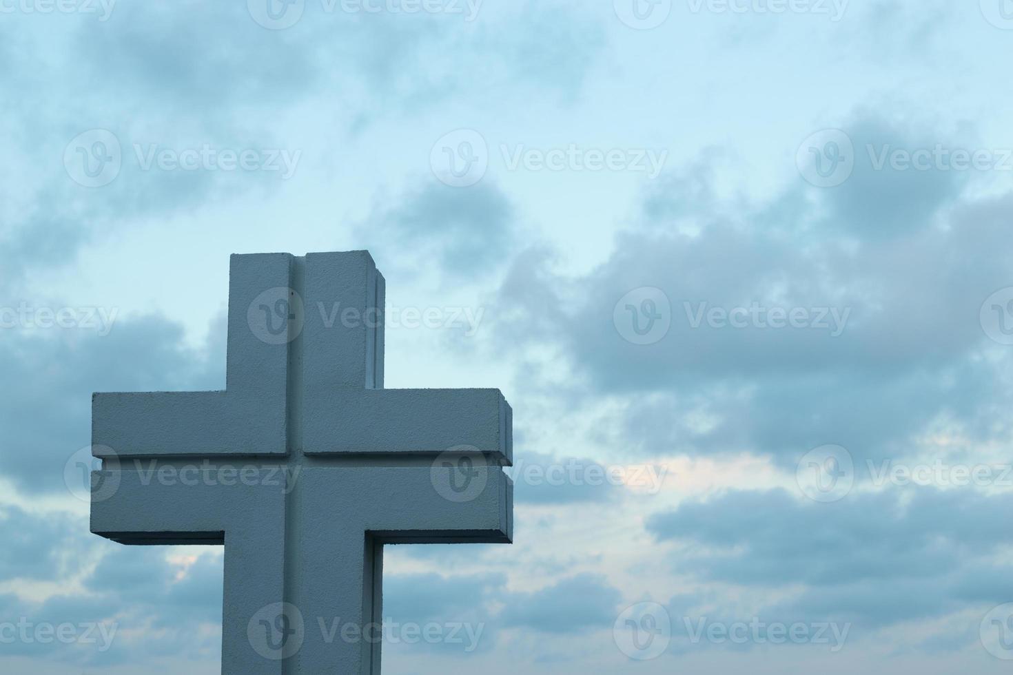 religioso cristiano attraversare contro il cielo con copia spazio. fede e religione concetto illustrazione foto